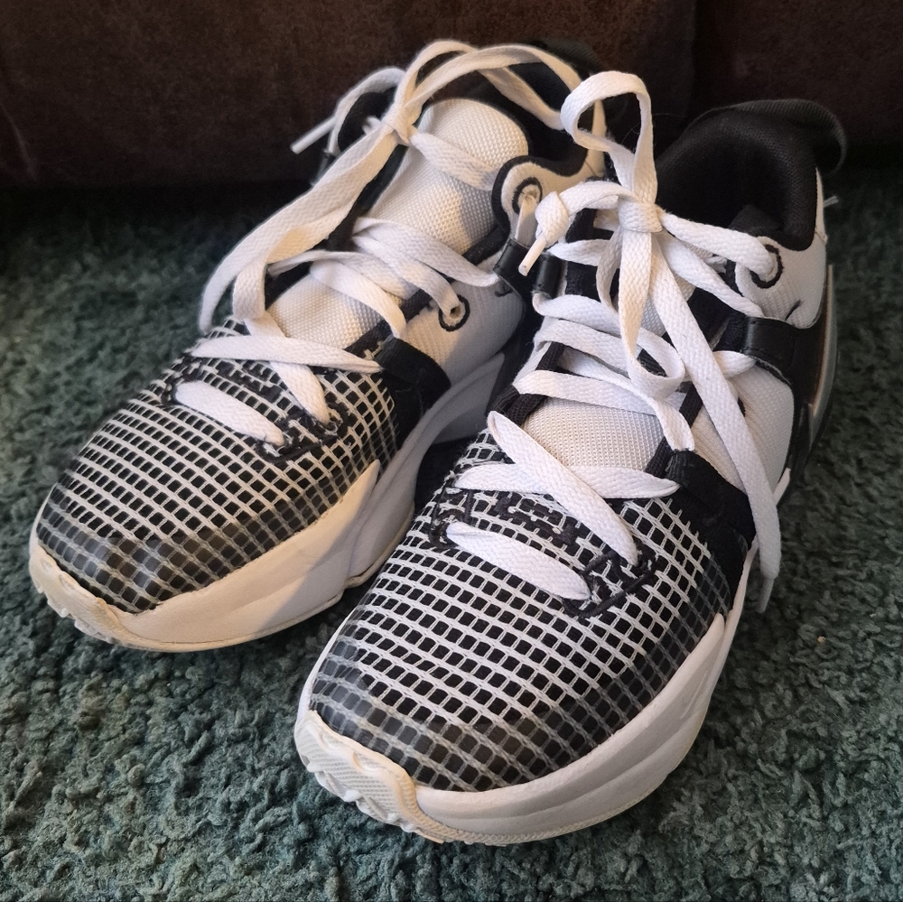 Nike LeBron Witness 7 Kids Basketball Sneakers Black White Size 4Y - Picture 4 of 16